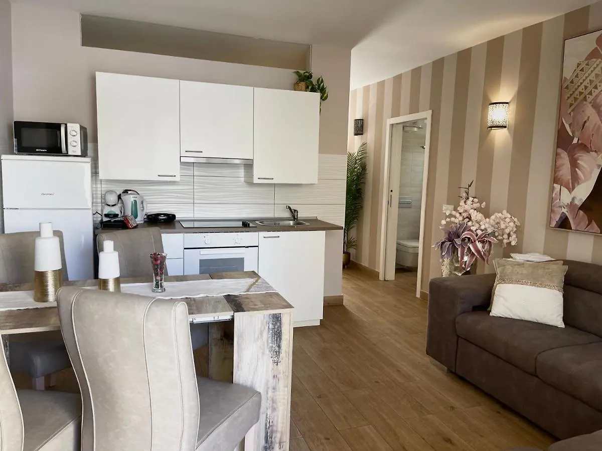 Luxury Apartment Fronte Piscina Mareverde A&V Costa Adeje 0*, Costa Adeje (Tenerife) Spagna